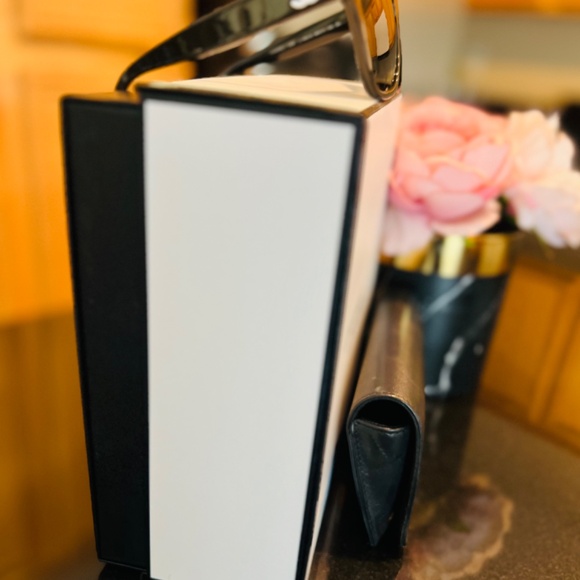 Authentic CHANEL Sunglasses - Picture 4 of 5